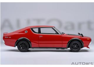 NISSAN SKYLINE 2000 GT-R (KPGC110) TUNED VERSION „CARBON BLACK BONNET“ rot AUTOart 1:18 Composite